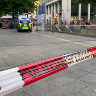 Polizistinnen und Polizisten stehen bei einem Einsatz auf der Stuttgart Königsstraße. Bei einer Auseinandersetzung mit einem Messer sind mehrere Personen teils lebensgefährlich verletzt worden. 