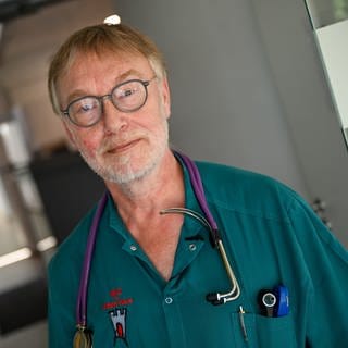 Ulrich Kuhn, Facharzt für Kinder- und Jugendmedizin, blickt in die Kamera. 