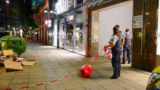 Der Streit zwischen den zwei Gruppen fand im Bereich eines Gebäudeeingangs auf der Königstraße statt. Eine Person wurde mit einem Messer schwer verletzt.