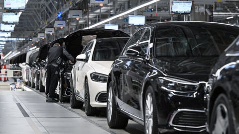 In der Factory 56 im Werk von Mercedes-Benz in Sindelfingen stellt das Unternehmen auf einen Einschichtbetrieb in der Produktion um.