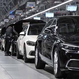 In der Factory 56 im Werk von Mercedes-Benz in Sindelfingen stellt das Unternehmen auf einen Einschichtbetrieb in der Produktion um.