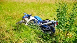 Bei einem schweren Motorradunfall in Albershausen im Kreis Göppingen ist ein junger Mann gestorben.