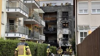 In Stuttgart-Feuerbach griff ein Feuer von zwei Autos auf ein Haus über.