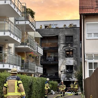 In Stuttgart-Feuerbach griff ein Feuer von zwei Autos auf ein Haus über.