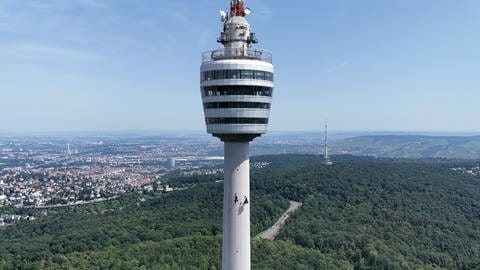 In schwindelerregender Höhe seilen sich die beiden Industriekletterer am Fernsehturm ab und überprüfen die Bausubstanz.