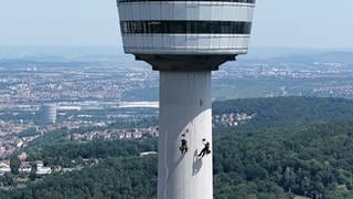 Industriekletterer seilen sich am SWR Fernsehturm in Stuttgart ab, um die Fassade auf Schäden zu untersuchen.