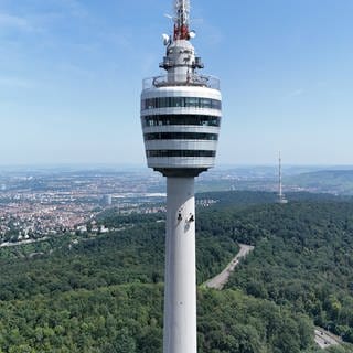 Industriekletterer seilen sich am SWR Fernsehturm in Stuttgart ab, um die Fassade auf Schäden zu untersuchen.