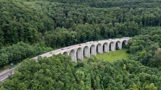 Der Albaufstieg auf der A8 im Kreis Göppingen gehört zu den ältesten Autobahnabschnitten Deutschlands.