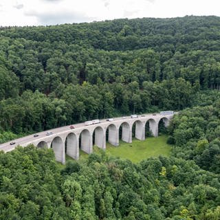 Der Albaufstieg auf der A8 im Kreis Göppingen gehört zu den ältesten Autobahnabschnitten Deutschlands.