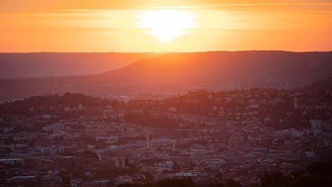 Glutkessel Stuttgart: Zwar hat die Landeshauptstadt viele grüne Ecken und sogar Weinberge bis fast runter zum Hauptbahnhof, doch die Kessellage macht bei Hitze bisweilen besonders zu schaffen.