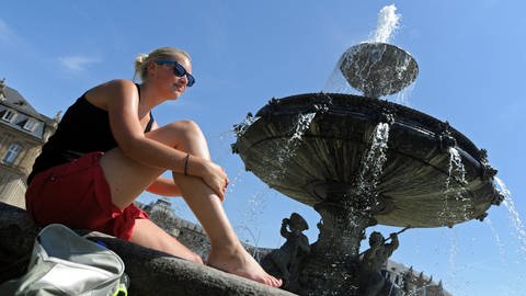 Plätscherndes Wasser wie hier an einem Brunnen in Stuttgart sorgt für ein wenig Abkühlung bei Hitze.