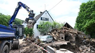 Räumungsarbeiten nach dem Hochwasser in Klaffenbach, einem Ortsteil von Rudersberg im Rems-Murr-Kreis (Archivbild)