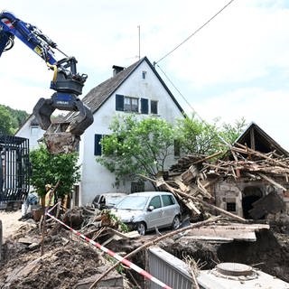 Räumungsarbeiten nach dem Hochwasser in Klaffenbach, einem Ortsteil von Rudersberg im Rems-Murr-Kreis (Archivbild)