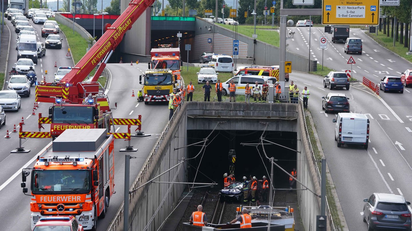 Per Autokran wird ein Auto am Pragsattel in Stuttgart geborgen, dass aus noch ungeklärter Ursache in den Tunnelmund einer Stadtbahn gestürzt war.