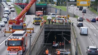 Per Autokran wird ein Auto am Pragsattel in Stuttgart geborgen, dass aus noch ungeklärter Ursache in den Tunnelmund einer Stadtbahn gestürzt war. 