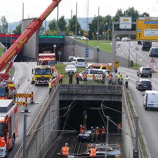 Per Autokran wird ein Auto am Pragsattel in Stuttgart geborgen, dass aus noch ungeklärter Ursache in den Tunnelmund einer Stadtbahn gestürzt war. 