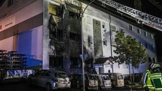 Bei einem Brand in Schönaich (Kreis Böblingen) wurden mehrere Autos und die Fassade eines Hauses zerstört.