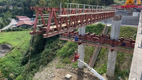 Stahlträger werden am neuen Murrtal-Viadukt mit einem Kran eingesetzt.