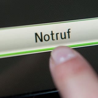 Ob als verbauter Knopf oder wie hier über den Display eines Bordcomputers: Bei Unfällen wird durch das eCall-System der Notruf aktiviert.