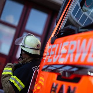 Die Feuerwehr musste erneut ein brennendes Auto in einem Parkhaus in Bad Cannstatt löschen (Symbolbild)