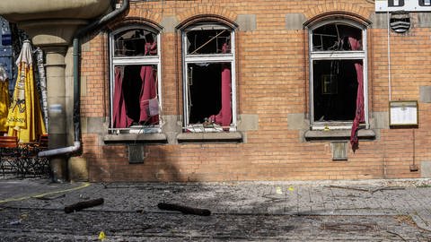 Zerstörte Fenster in einer Hausfassade - in einer Pizzeria in Eislingen an der Fils hat es in der Nacht zum Samstag eine Explosion gegeben