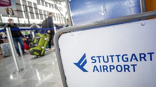 Menschen sind am Stuttgarter Flughafen mit Gepäck zu sehen (Archivbild) 