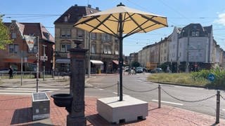 Ein gelber Sonnenschirm steht an einem Kreisverkehr am Ostendplatz in Stuttgart-Ost