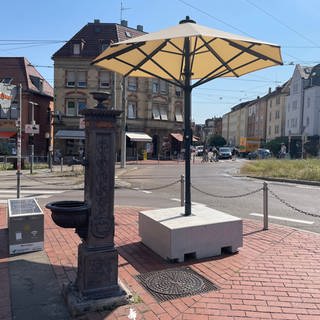 Ein gelber Sonnenschirm steht an einem Kreisverkehr am Ostendplatz in Stuttgart-Ost