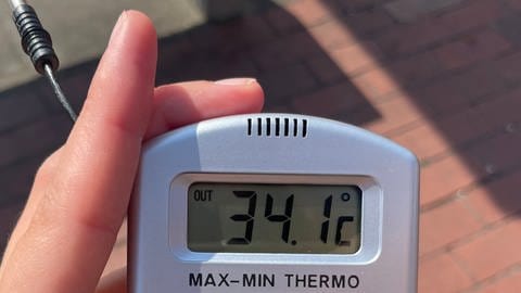 Ein Thermometer zeigt 34,1 Grad Celsius Außentemperatur an