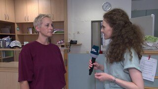 SWR-Aktuell-Reporterin Katja Trautwein interviewt Silvia Kundrat von der EVA zur Kältestube in Stuttgart