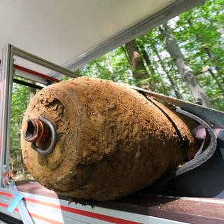 Eine Bombe aus dem Zweiten Weltkrieg liegt nach der Entschärfung zum Abtransport auf einem Wagen.