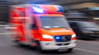 Ein Krankenwagen fährt mit Blaulicht zu einem Einsatz. 