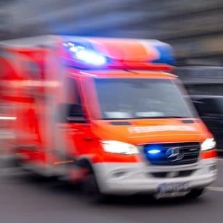 Ein Krankenwagen fährt mit Blaulicht zu einem Einsatz. 