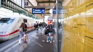 Ein ICE steht am Stuttgarter Hauptbahnhof.