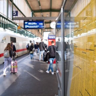 Ein ICE steht am Stuttgarter Hauptbahnhof.