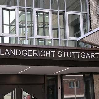 Vor dem Landgericht Stuttgart wurden zwei Männer verurteilt. Sie haben mit einer Betrugsmasche rund fünf Millionen Euro ergaunert.