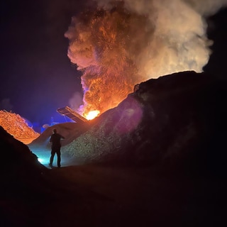 Brand in Kirchheim unter Teck: Das Feuer in einer Recyclinganlage war insbesondere in der Nacht weit sichtbar.