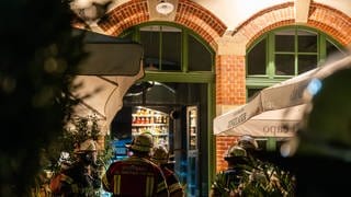 Feuerwehrmänner vor Restaurant