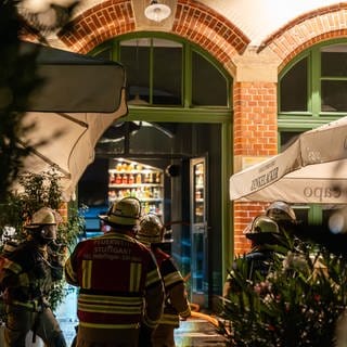 Feuerwehrmänner vor Restaurant