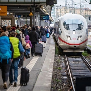 ICE im Bahnhof Stuttgart