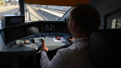 Die Bahn will weniger Geld für neue digitale Zugtechnik ausgeben. Hier sitzt ein Lokführer im Cockpit eines Zuges auf der digitalisierten Neubaustrecke Stuttgart-Ulm.