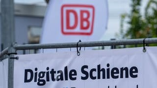 Die Bahn will nach SWR-Recherchen aus der Digitalisierung von Bahnstrecken vorerst aussteigen. (Symbolbild) Auf dem Bild zu sehen ist Bahnwerbung mit dem Schriftzug "Digitale Schiene".