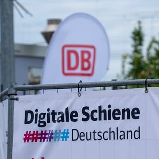 Die Bahn will nach SWR-Recherchen aus der Digitalisierung von Bahnstrecken vorerst aussteigen. (Symbolbild) Auf dem Bild zu sehen ist Bahnwerbung mit dem Schriftzug "Digitale Schiene".