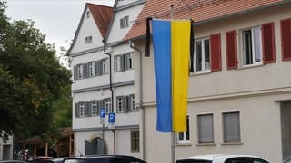 Die ukrainische Flagge ist vor dem Rathaus im Klosterhof in Ostfildern gehisst. 