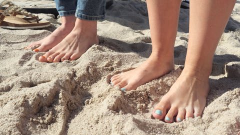 Beim Strandsommer in Herrenberg stehen Menschen im Sand.