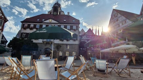 Beim Strandsommer in Herrenberg waren wochenlang auf dem Marktplatz Liegestühle im Sand aufgestellt.