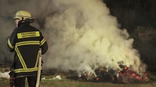 Brennende Heuballen werden von der Göppinger Feuerwehr gelöscht.