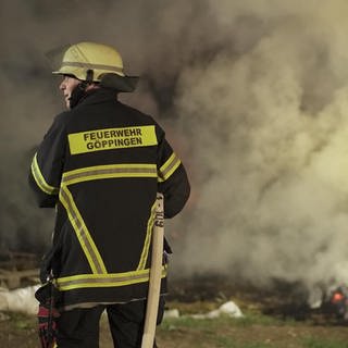 Brennende Heuballen werden von der Göppinger Feuerwehr gelöscht.