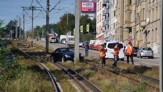 Ein Auto steht auf den Stadtbahngleisen an der Pragstraße in Stuttgart-Bad Cannstatt.