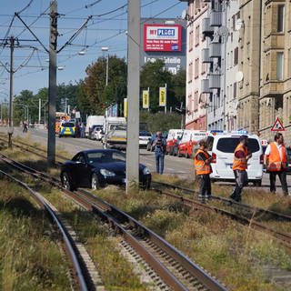 Ein Auto steht auf den Stadtbahngleisen an der Pragstraße in Stuttgart-Bad Cannstatt.